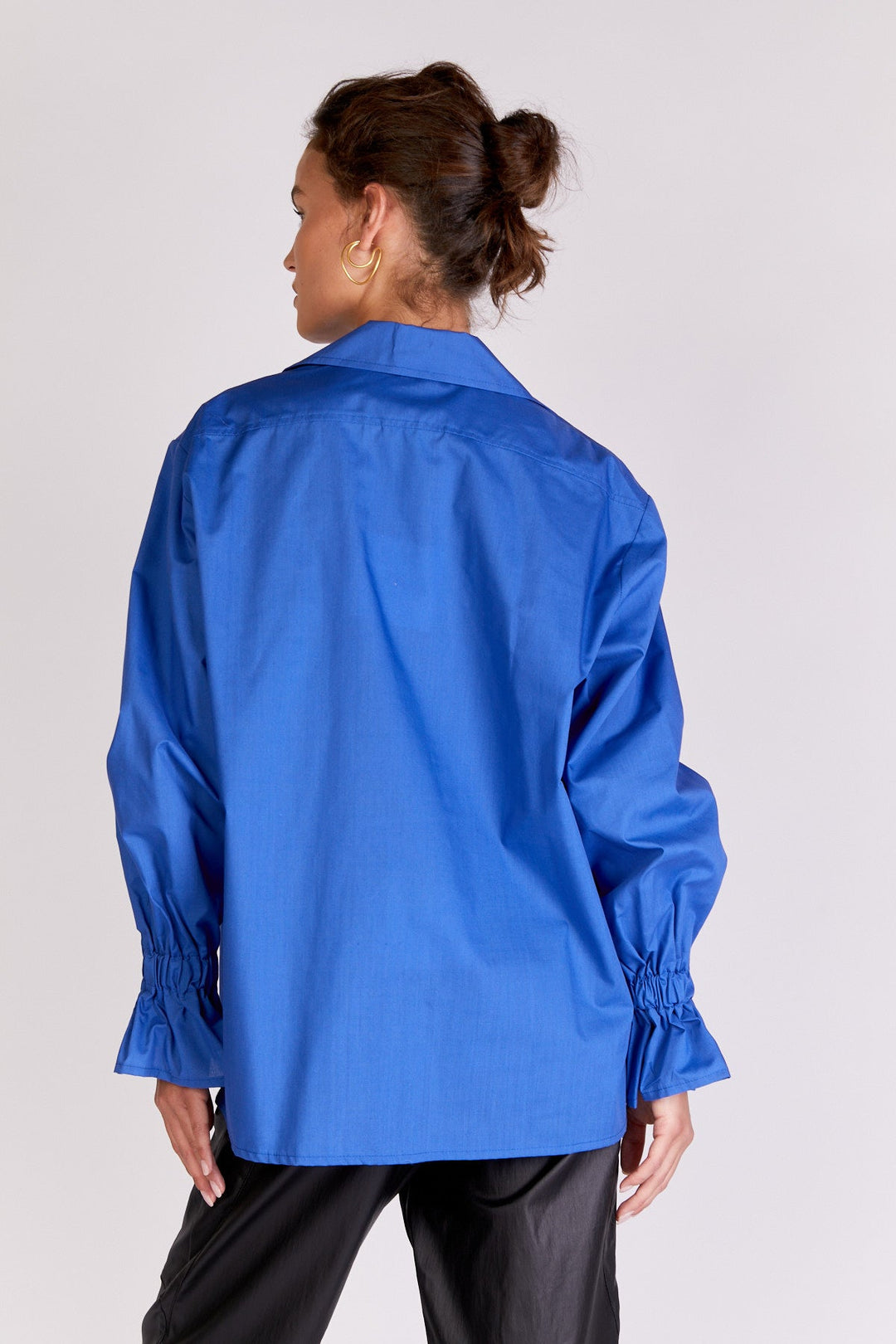 חולצת ביאטה בצבע כחול - Razili Studio
