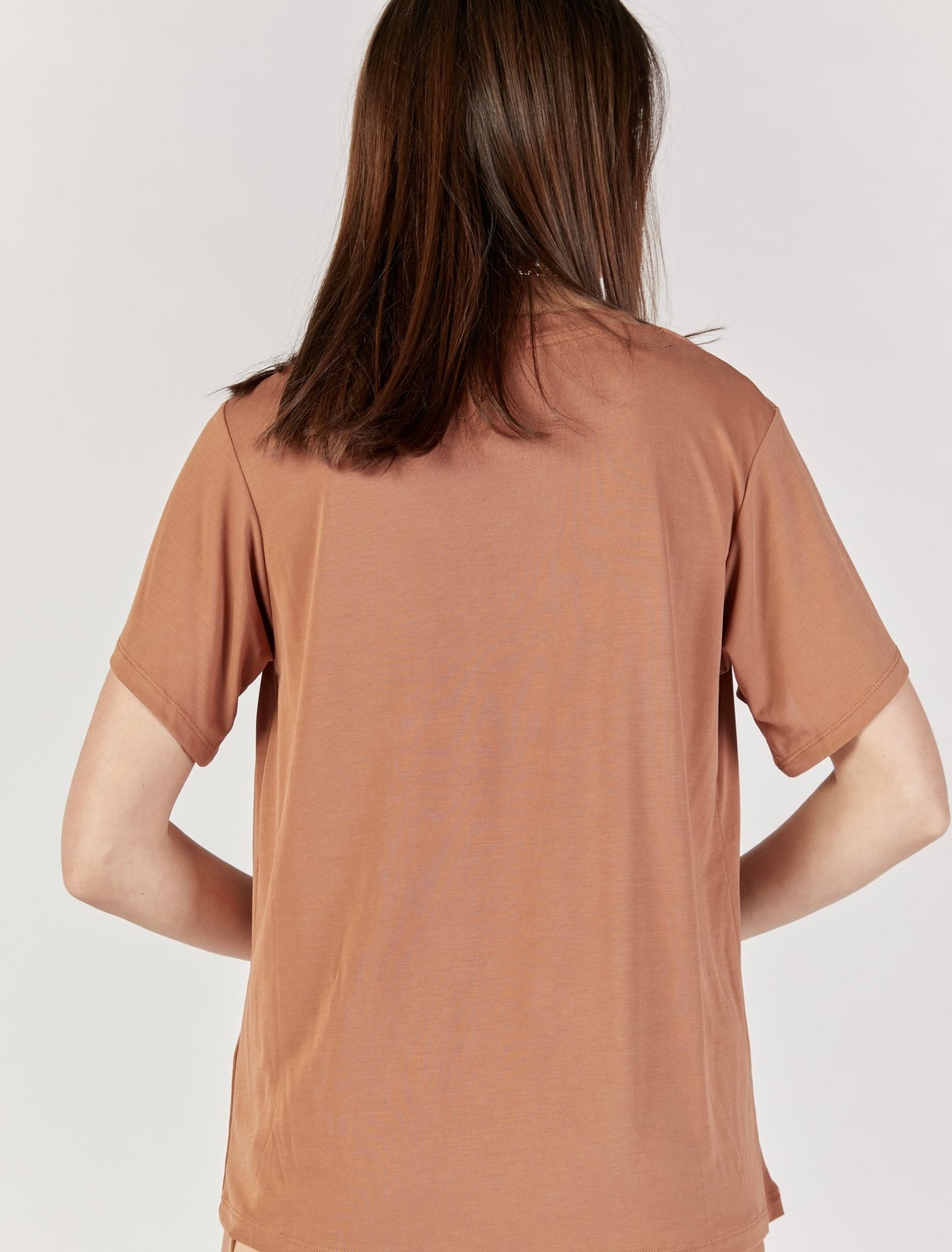 חולצת בייסיק וי בצבע קפה - Moi Collection
