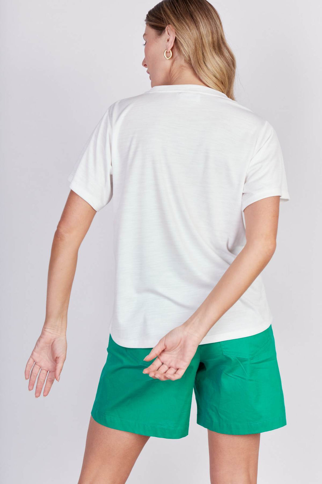 חולצת בייסיק וי בצבע לבן - Moi Collection