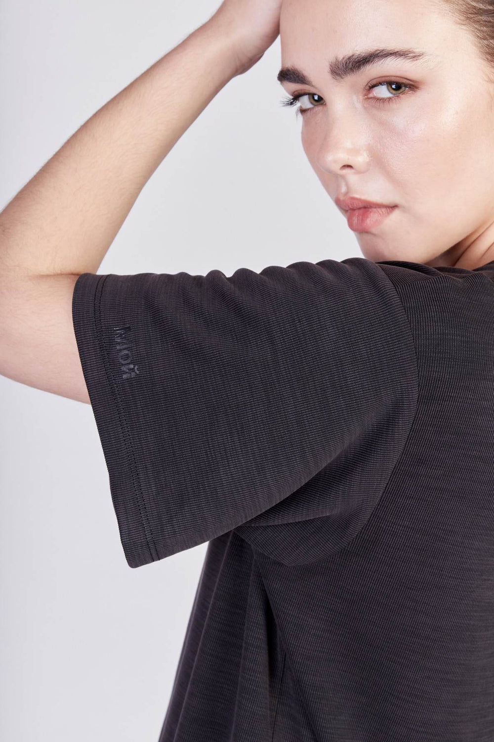 חולצת בייסיק וי בצבע שחור - Moi Collection