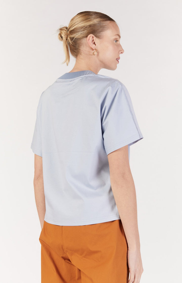 חולצת CHERVON בצבע תכלת - Ginlee