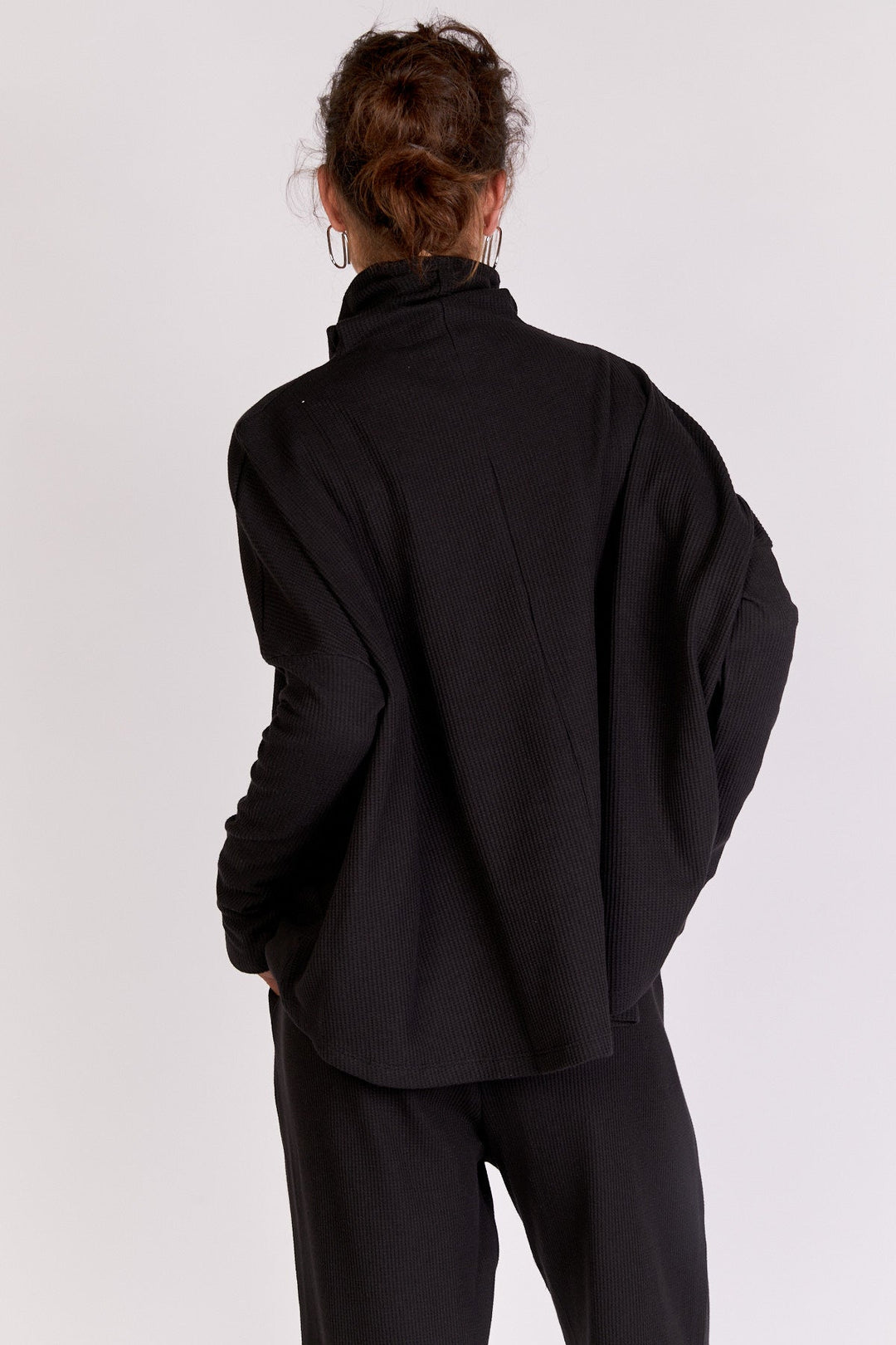 חולצת פאבלו רגלן בצבע שחור - Monochrome