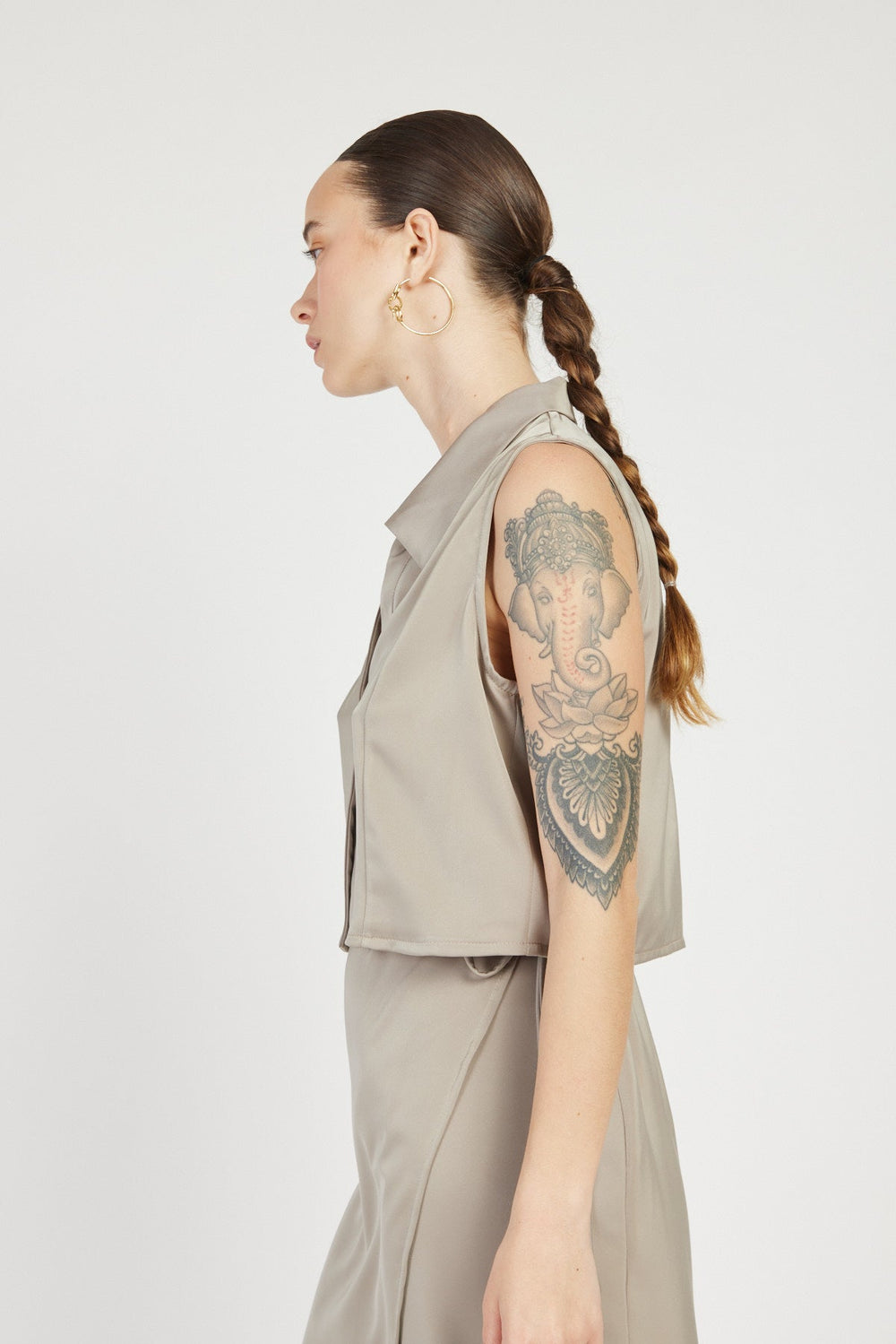 חולצת פולו אטלס מכופתרת בצבע חאקי - Razili Studio