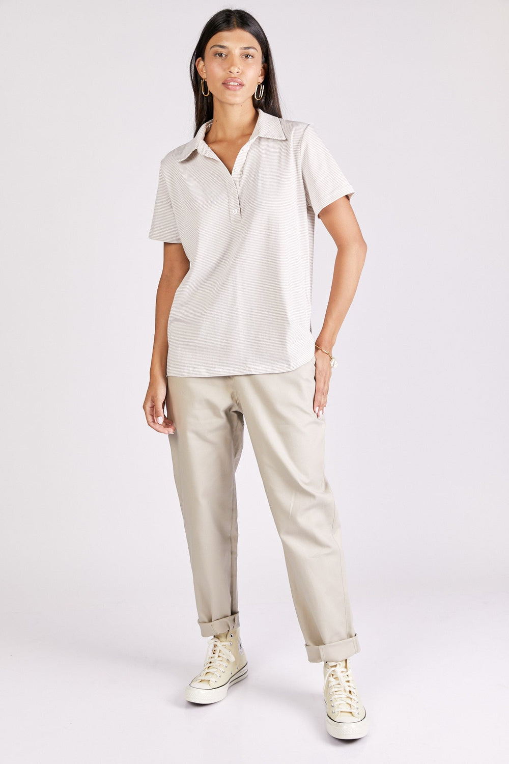 חולצת פולו הופמן בדוגמת פסים בז׳/לבן - Monochrome
