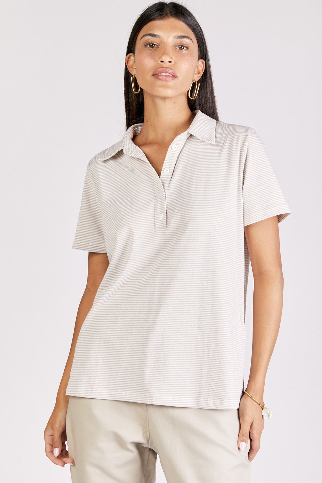 חולצת פולו הופמן בדוגמת פסים בז׳/לבן - Monochrome