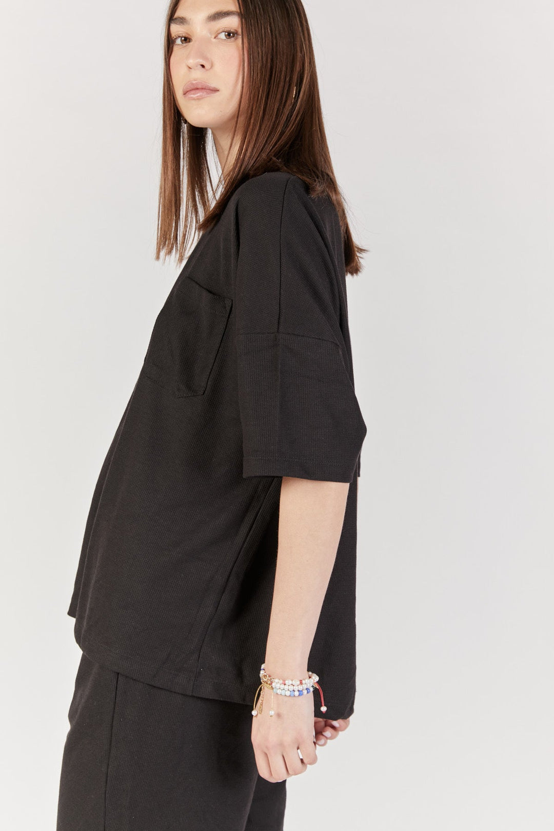 חולצת ג'סטין וופל בצבע שחור - Monochrome