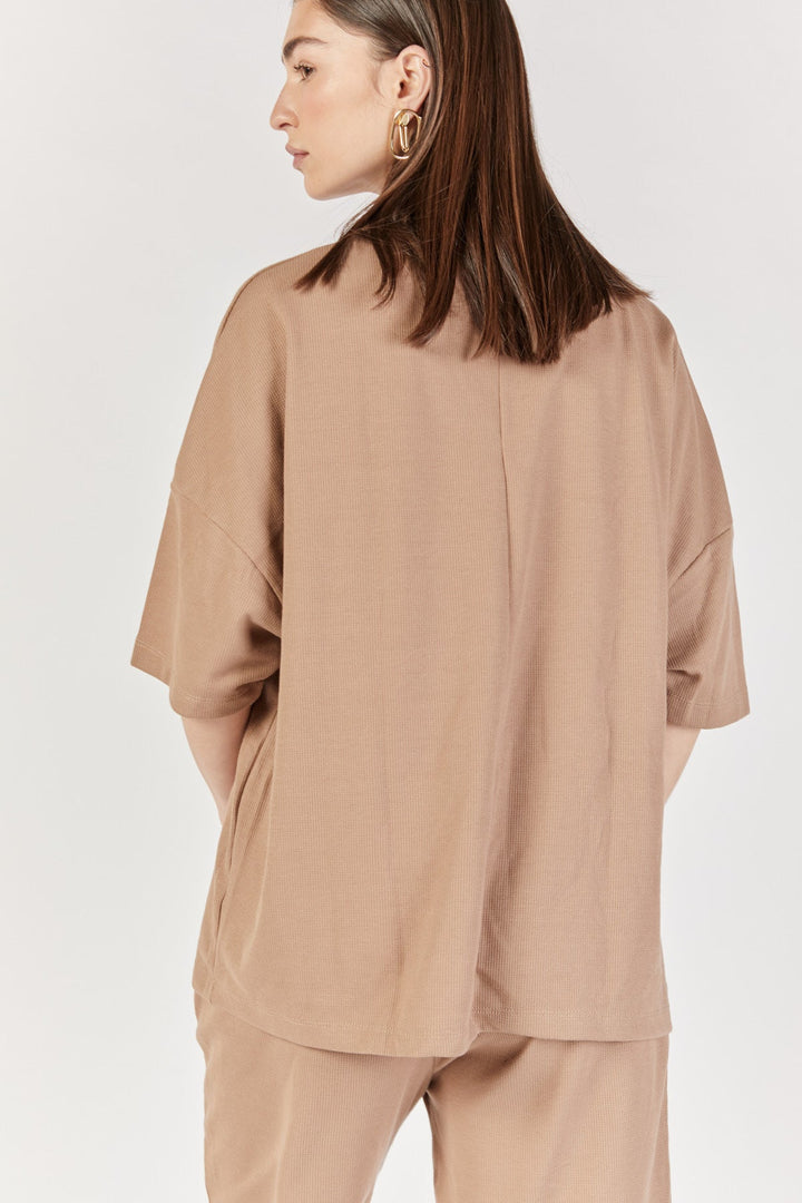 חולצת ג'סטין וופל בצבע חום - Monochrome