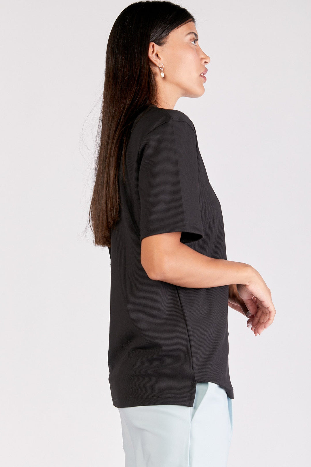 חולצת טי-שירט ג׳ונס בצבע שחור - Razili Studio