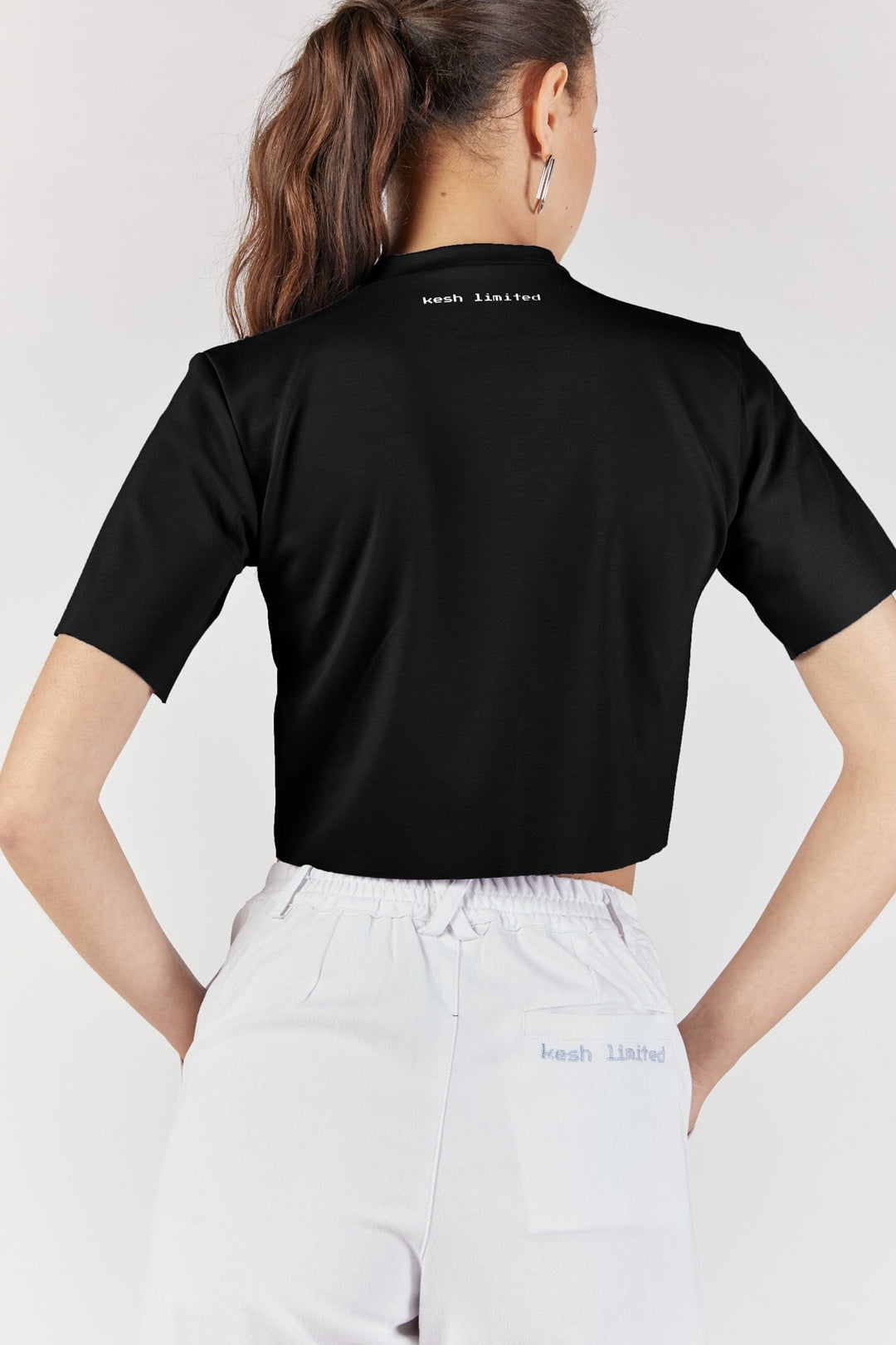 חולצת טי שרט ריבוט קרופ בצבע שחור - Kesh Limited