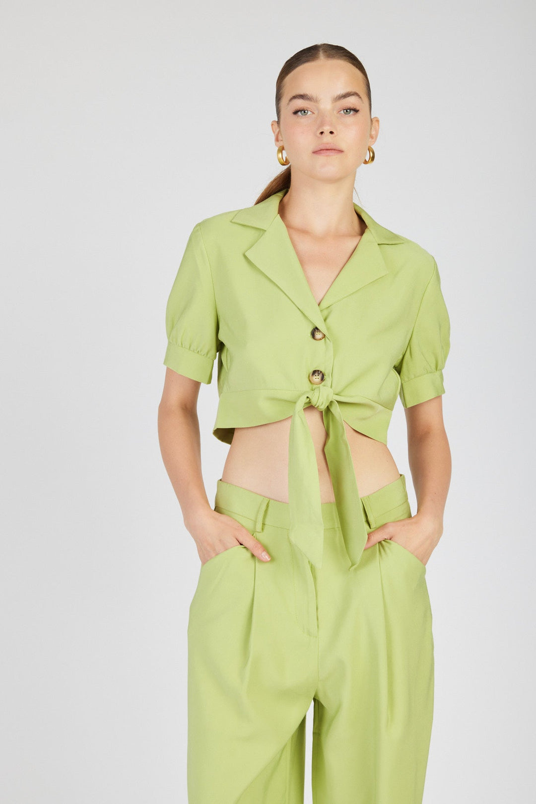 חולצת קרופ פארו בצבע ירוק בהיר - Razili Studio