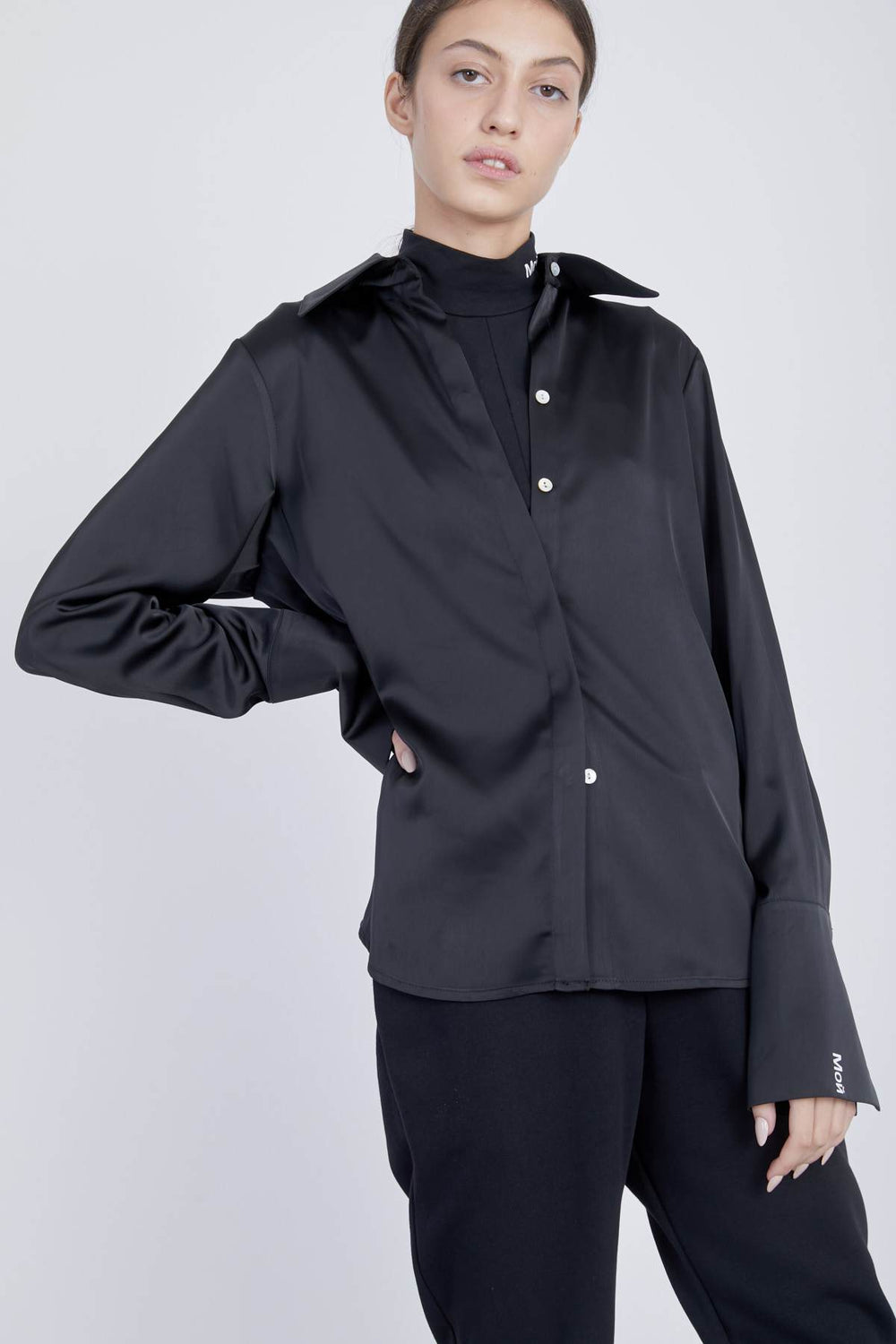 חולצת למקין סאטן בצבע שחור - Moi Collection