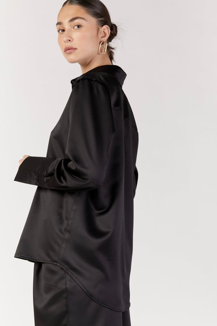 חולצת סאטן מכופתרת בצבע שחור - Moi Collection