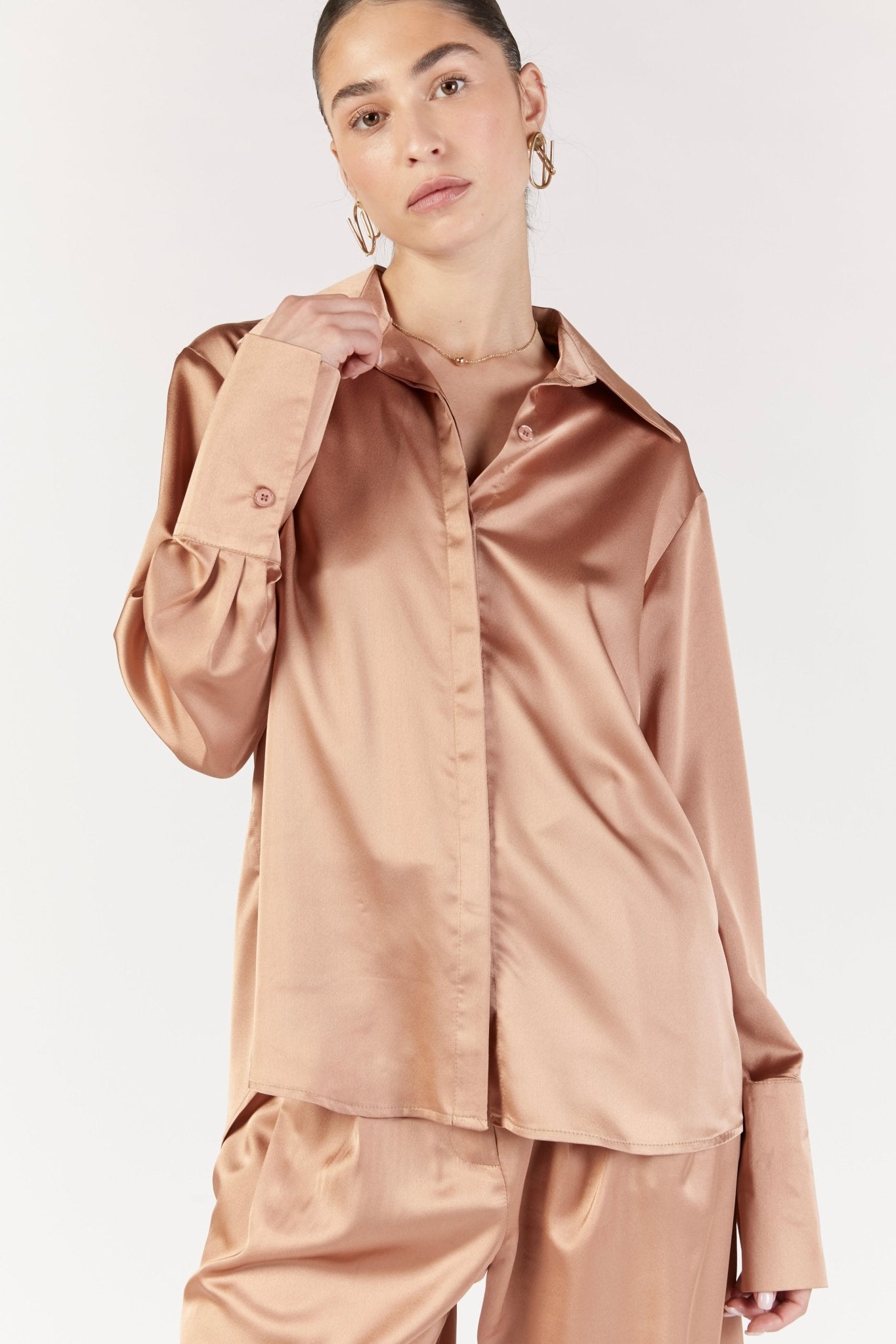 חולצת סאטן מכופתרת בצבע חול מדברי - Moi Collection
