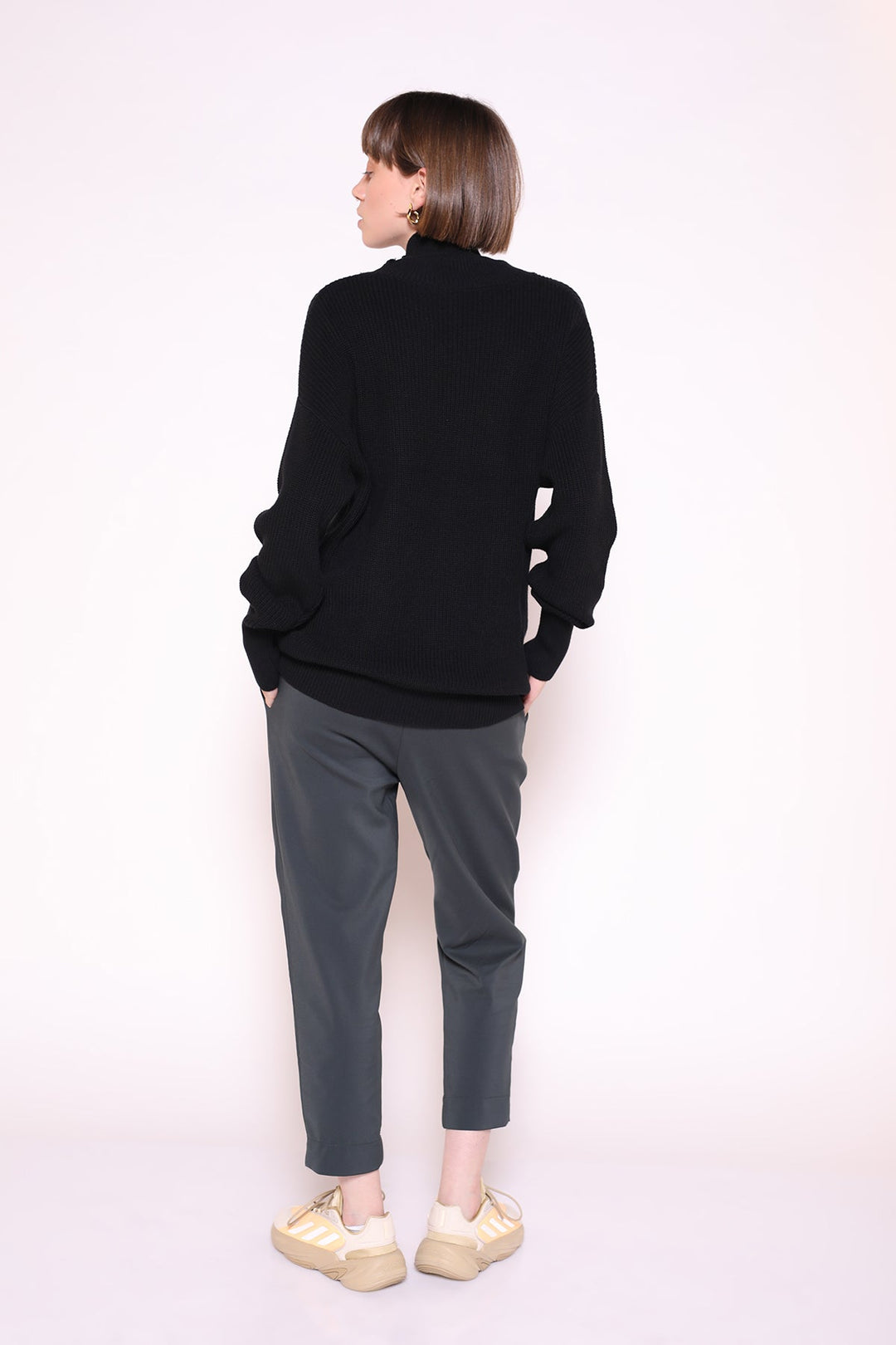 חולצת סריג פרו צווארון גבוה בצבע שחור - Razili Studio