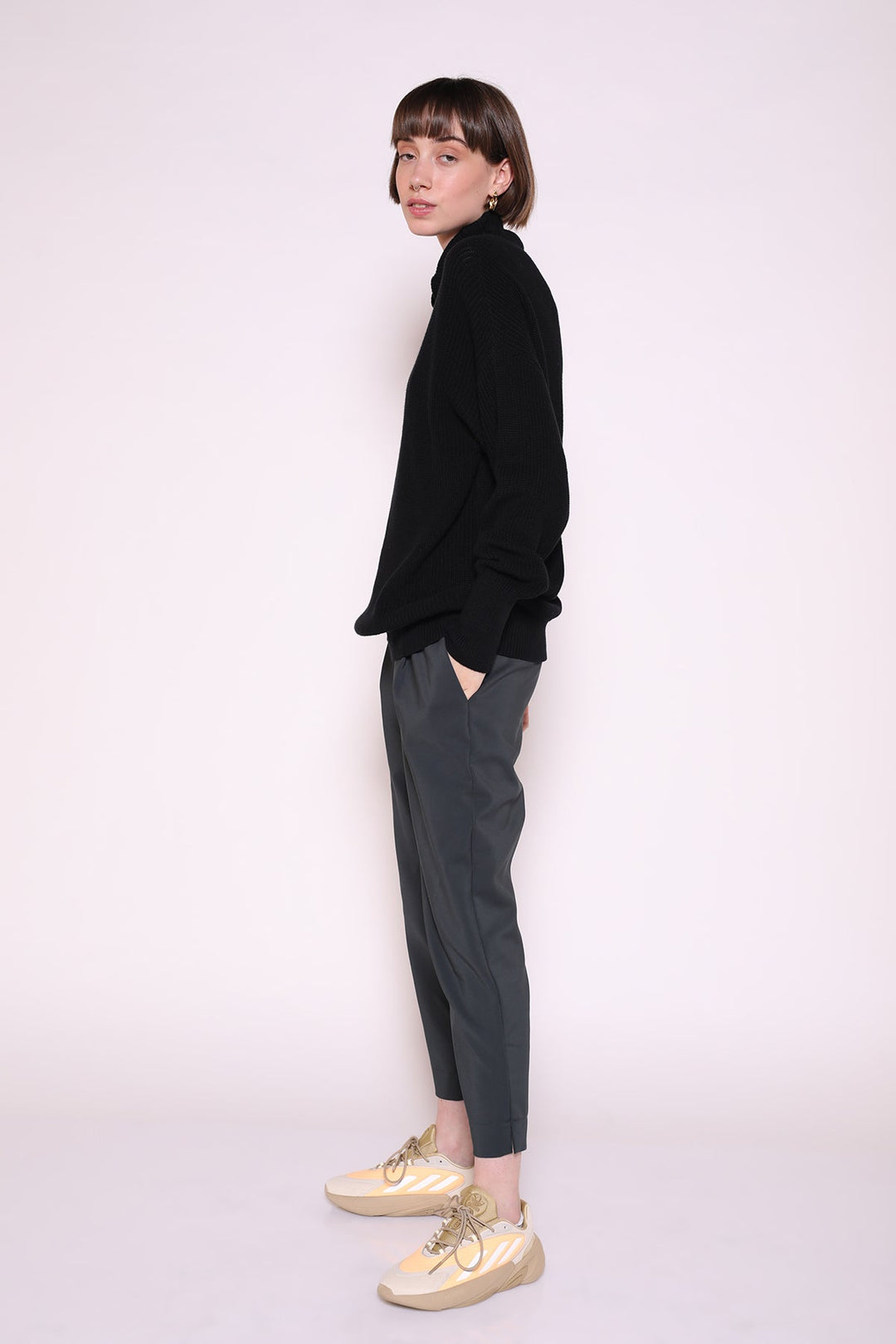 חולצת סריג פרו צווארון גבוה בצבע שחור - Razili Studio