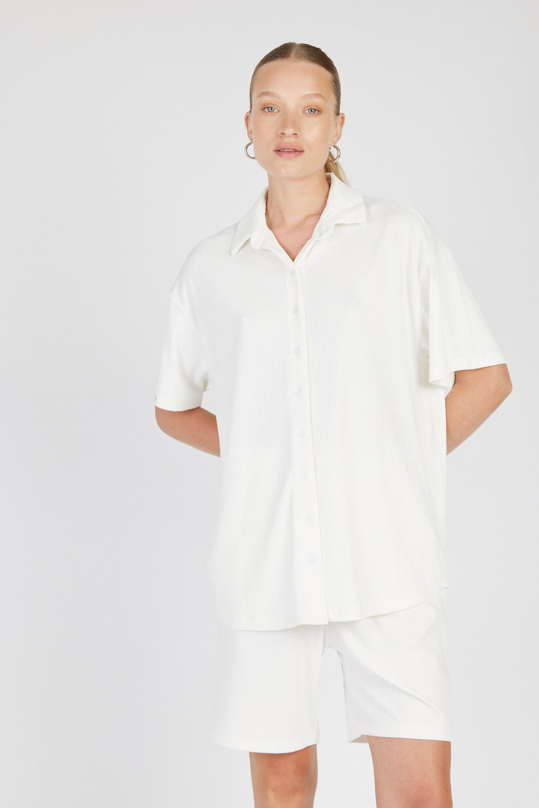 חולצת סריג מכופתרת בצבע לבן - Two/Tone
