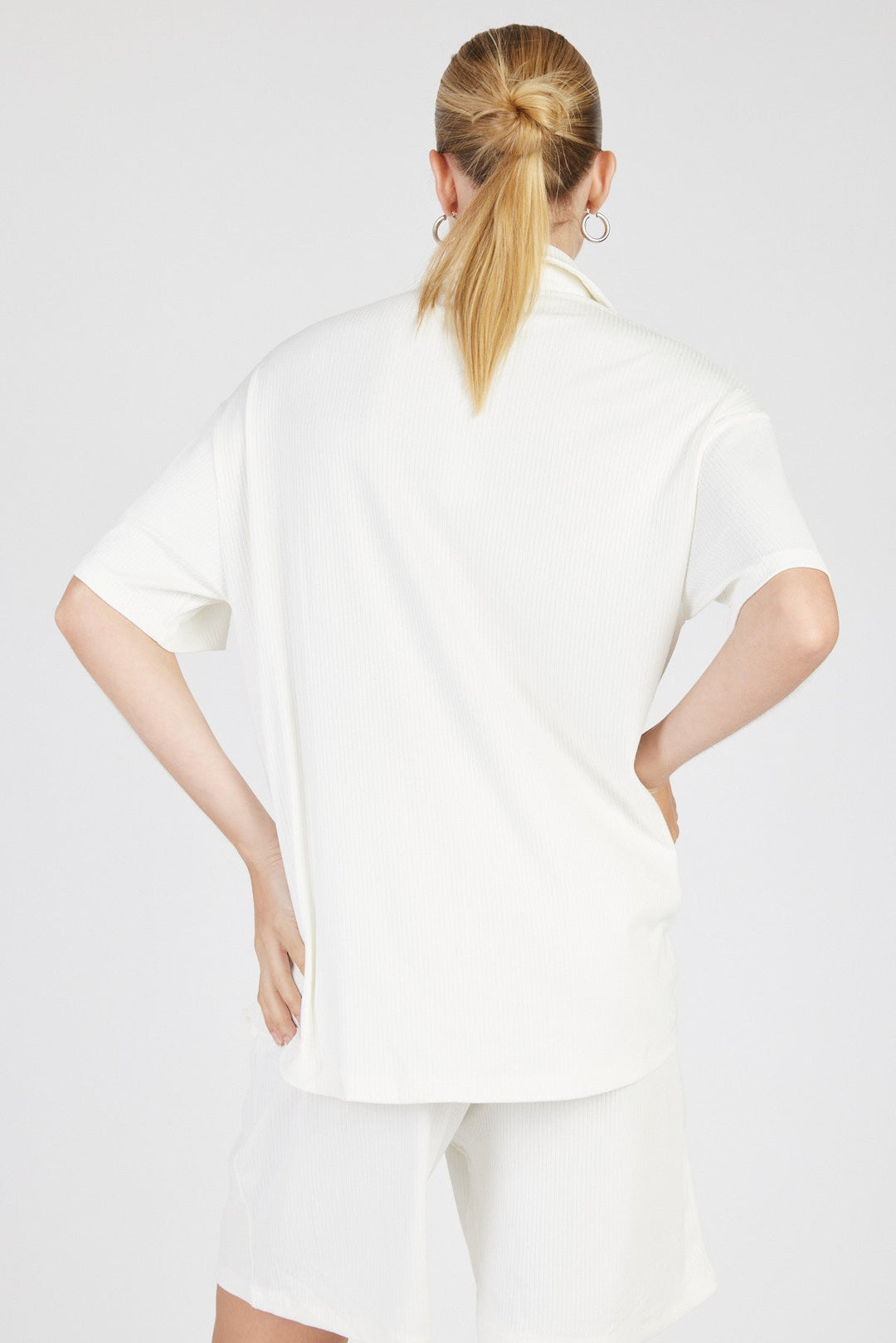 חולצת סריג מכופתרת בצבע לבן - Two/Tone