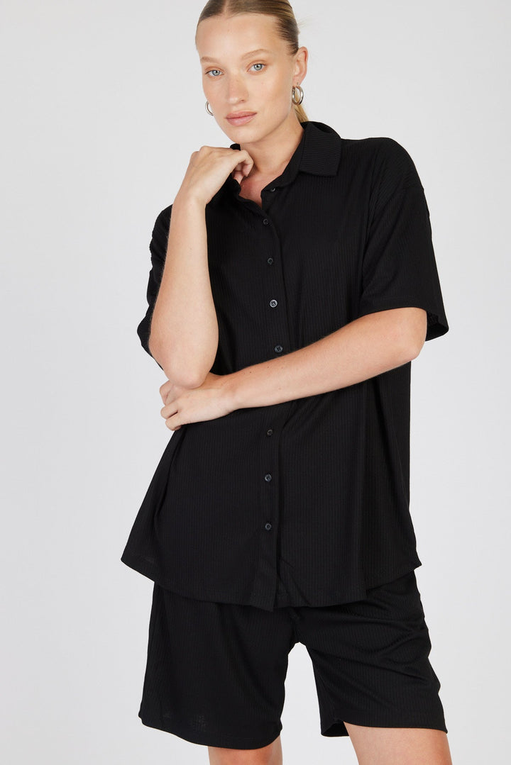 חולצת סריג מכופתרת בצבע שחור - Two/Tone